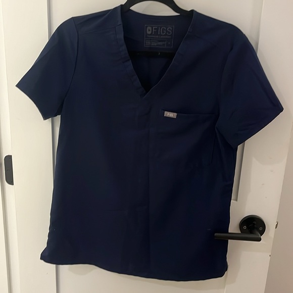 FIGS navy scrub top with pocket - Picture 2 of 2